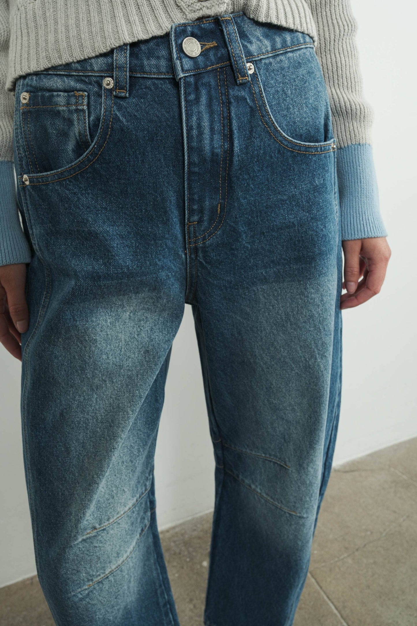 SLOUCHY RELAX FIT CROP BARREL JEANS