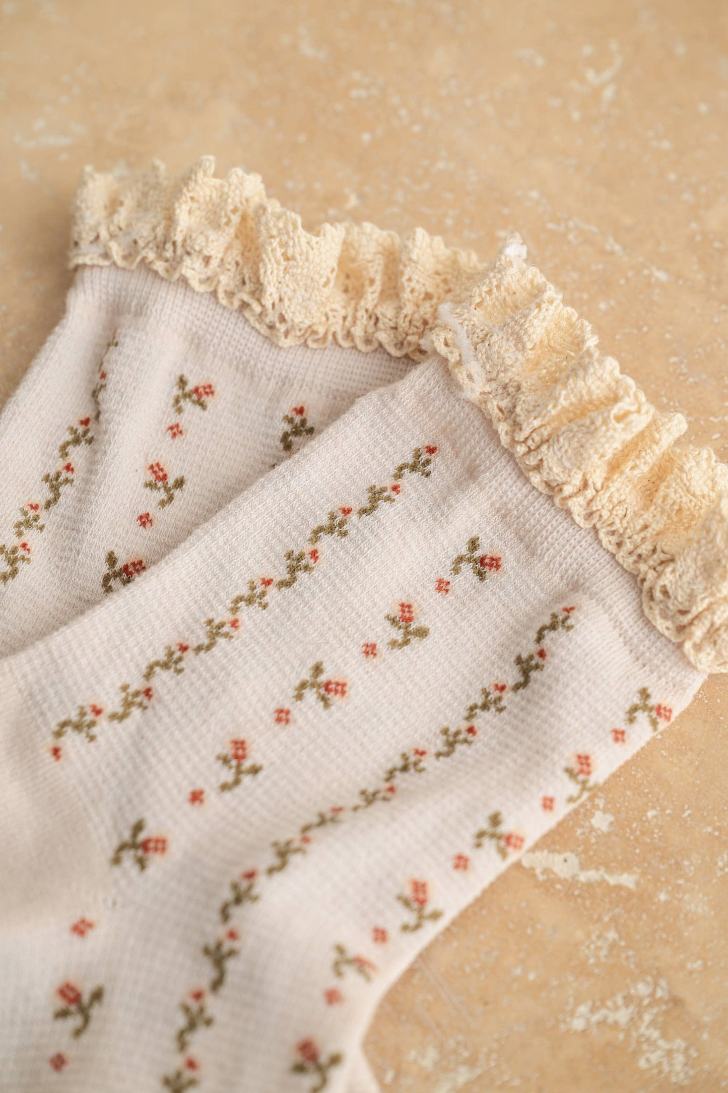 A5361 FLORAL PRINT CROCHET TRIM SOCKS