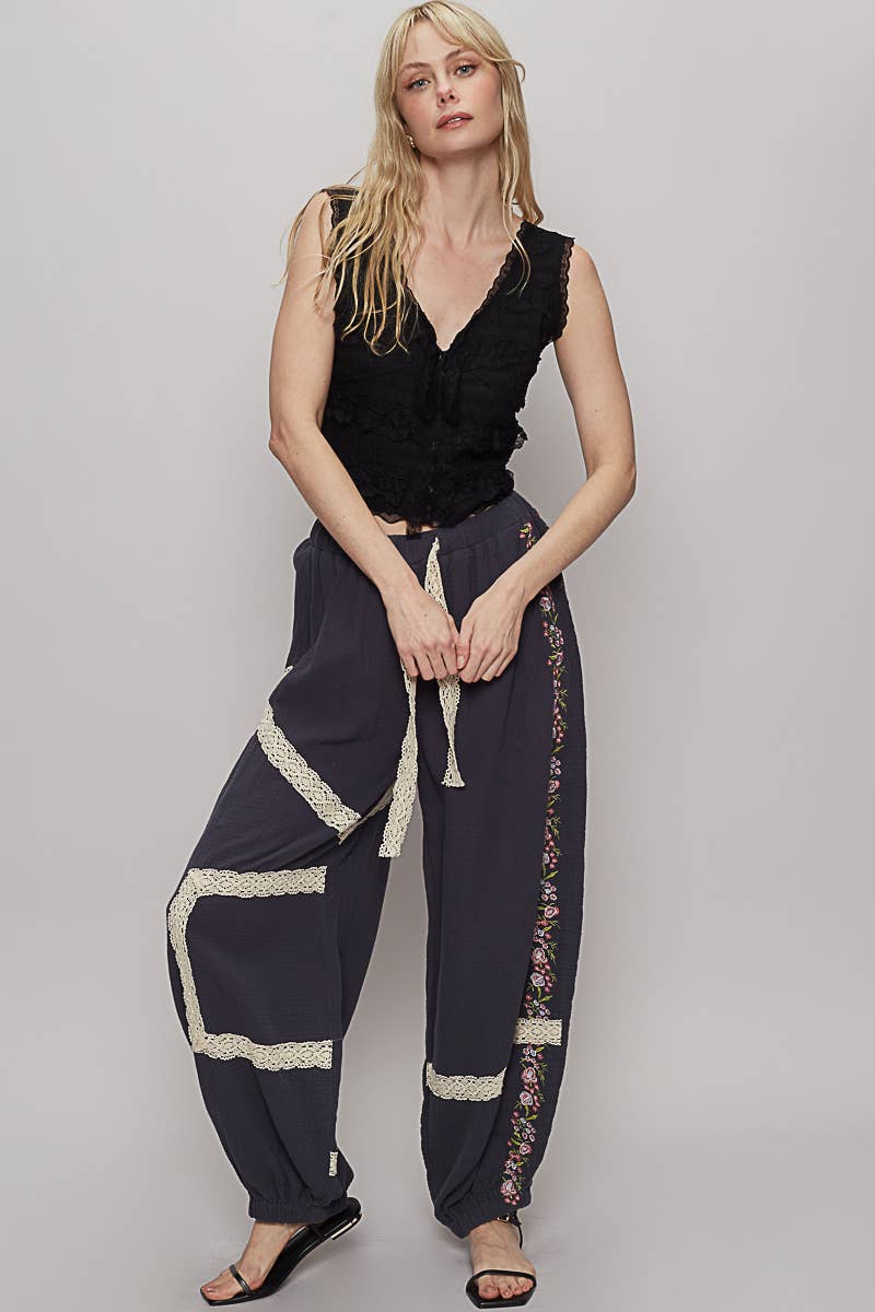 V-neck sleeveless cropped woven lace top