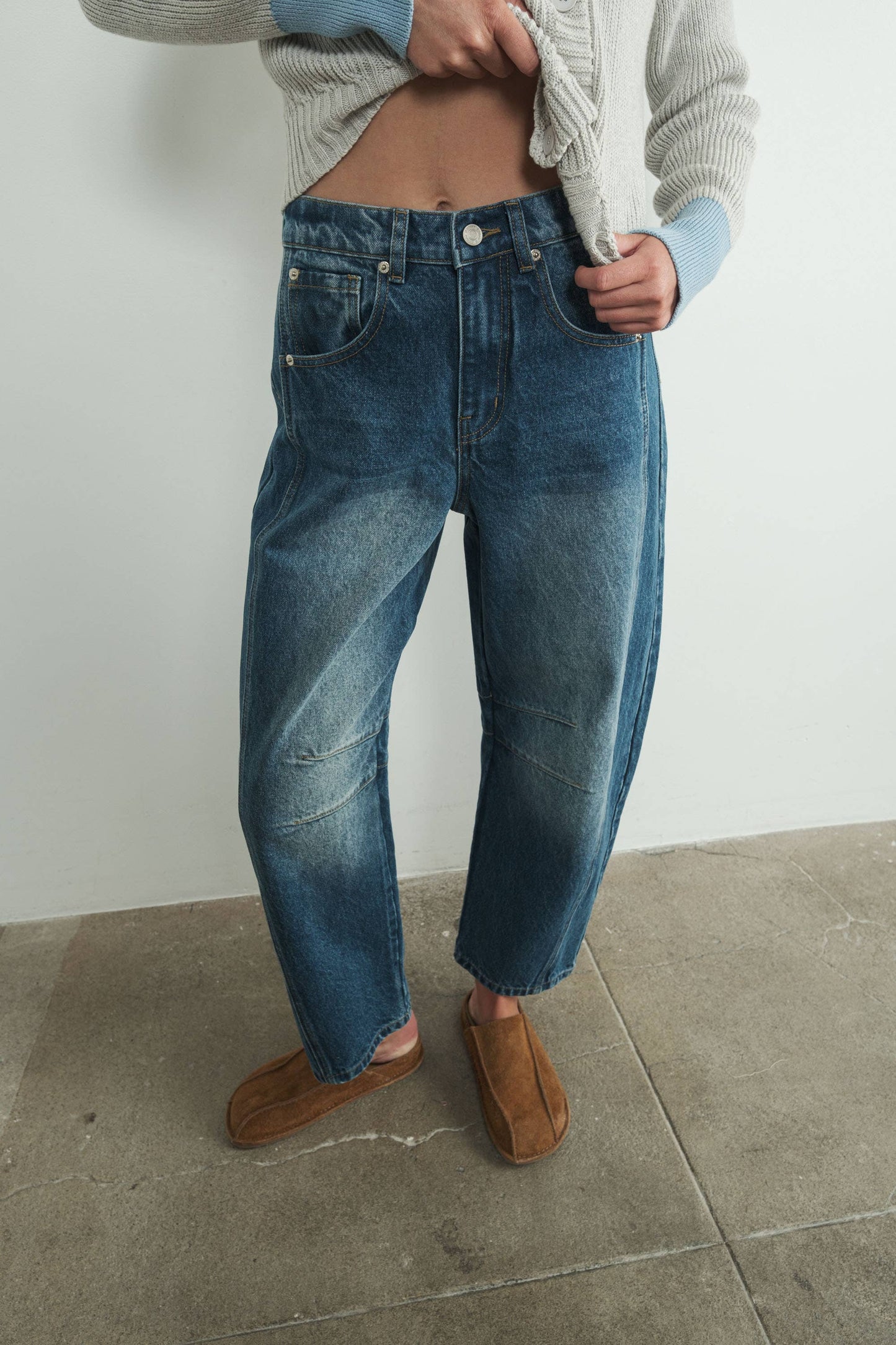 SLOUCHY RELAX FIT CROP BARREL JEANS