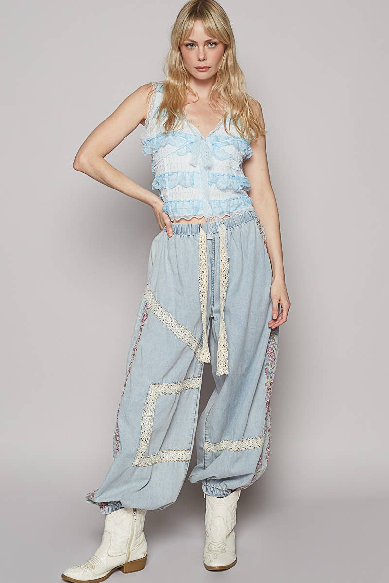 V-neck sleeveless cropped woven lace top