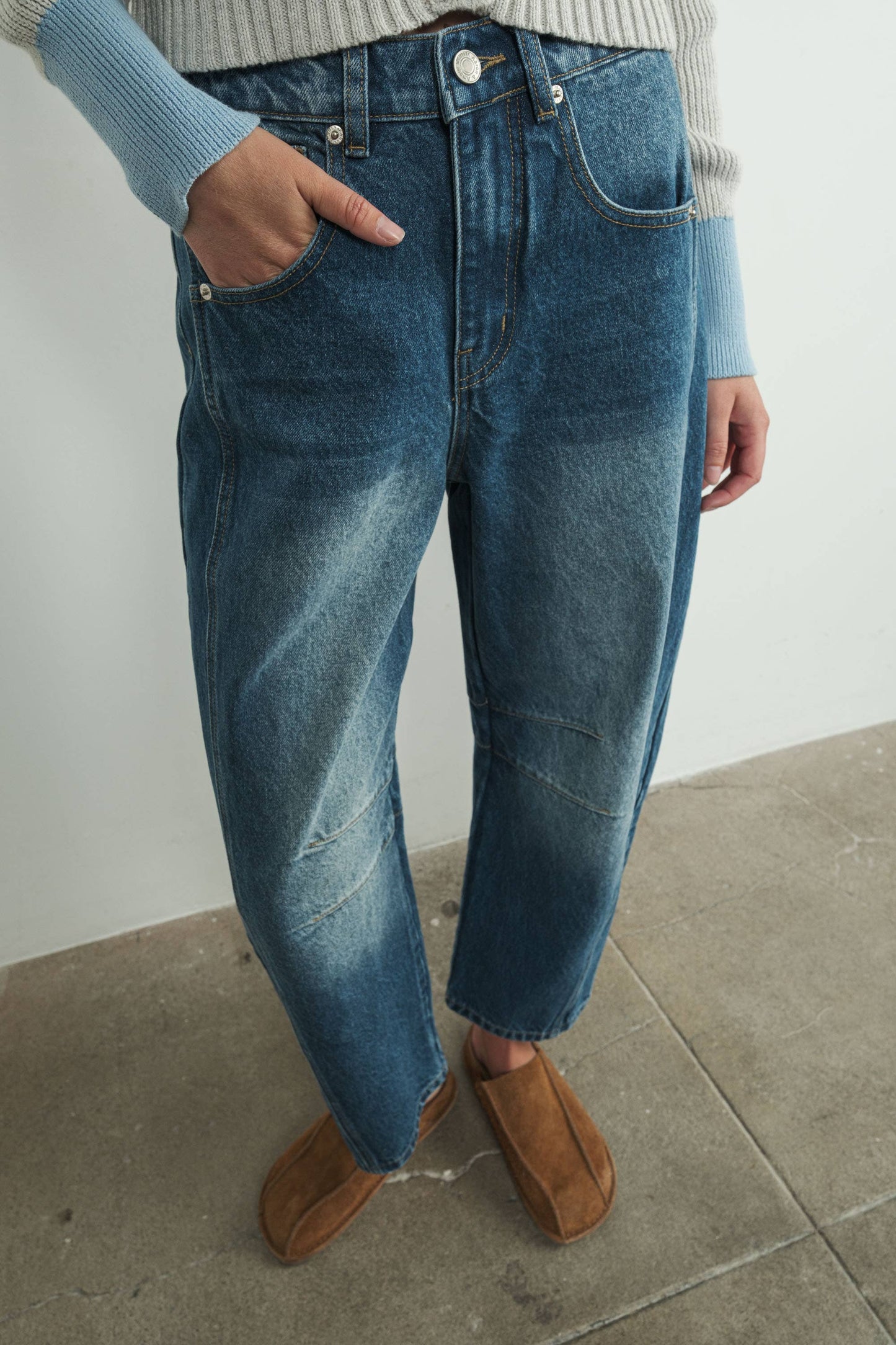 SLOUCHY RELAX FIT CROP BARREL JEANS