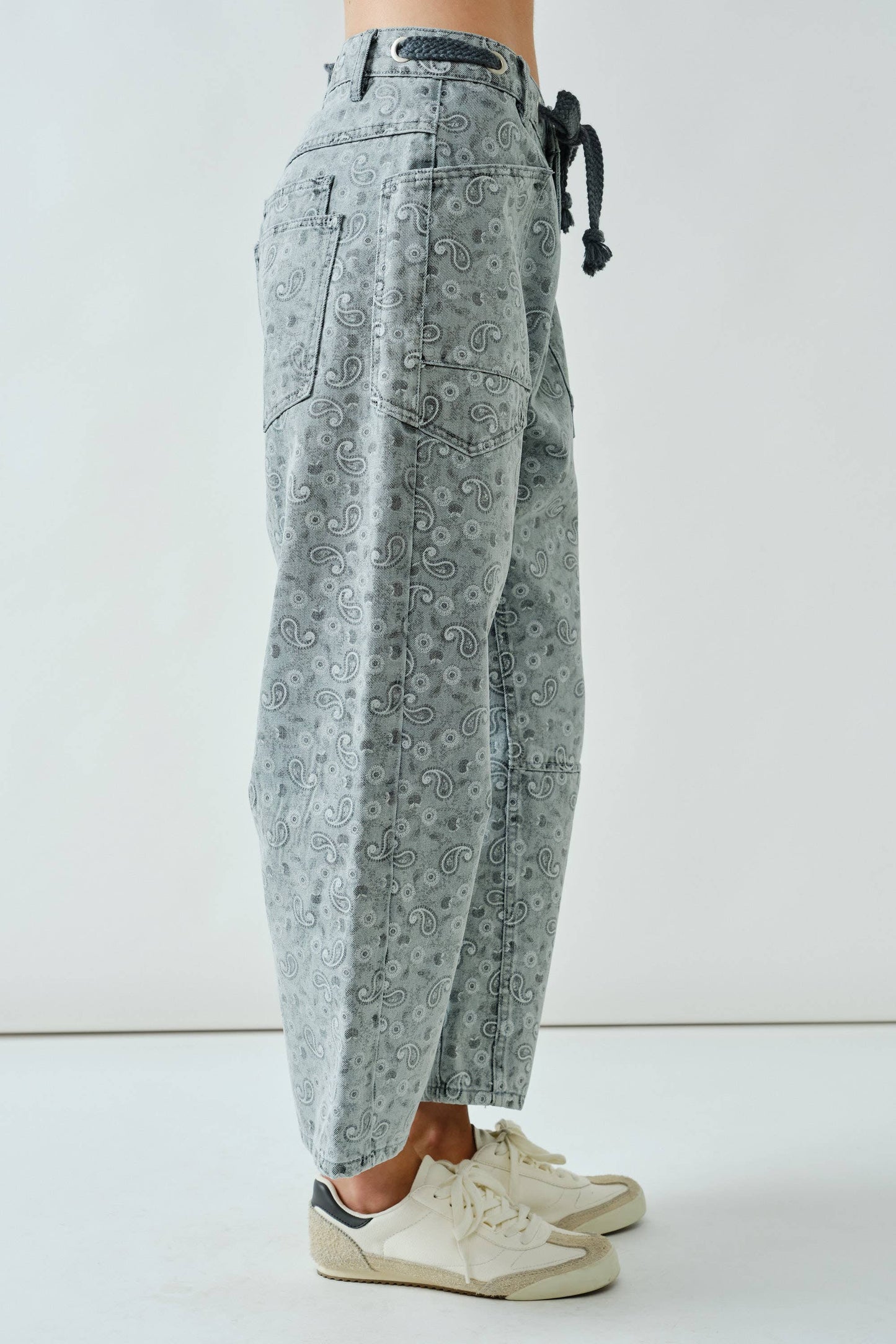 BARREL PAISLEY DENIM PANTS WITH EYELET WAIST