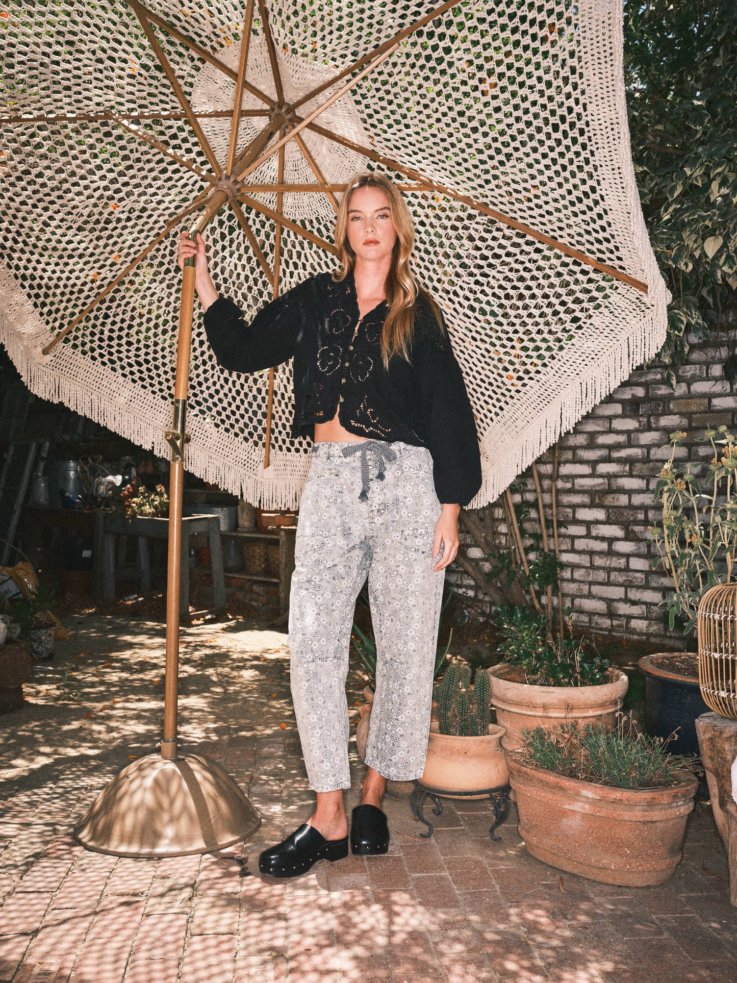 BARREL PAISLEY DENIM PANTS WITH EYELET WAIST