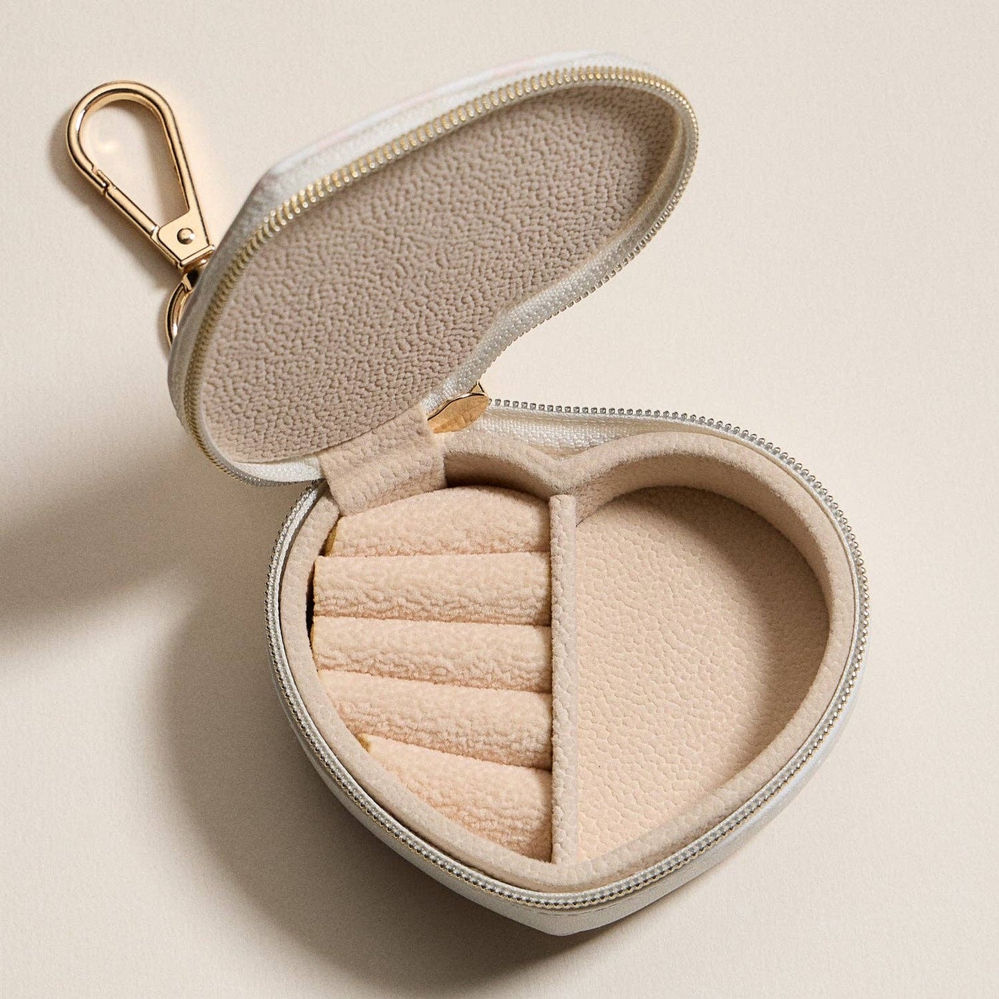 Heart-Shaped Jewelry Travel Case with Keychain – Pink Bow Stripe Design