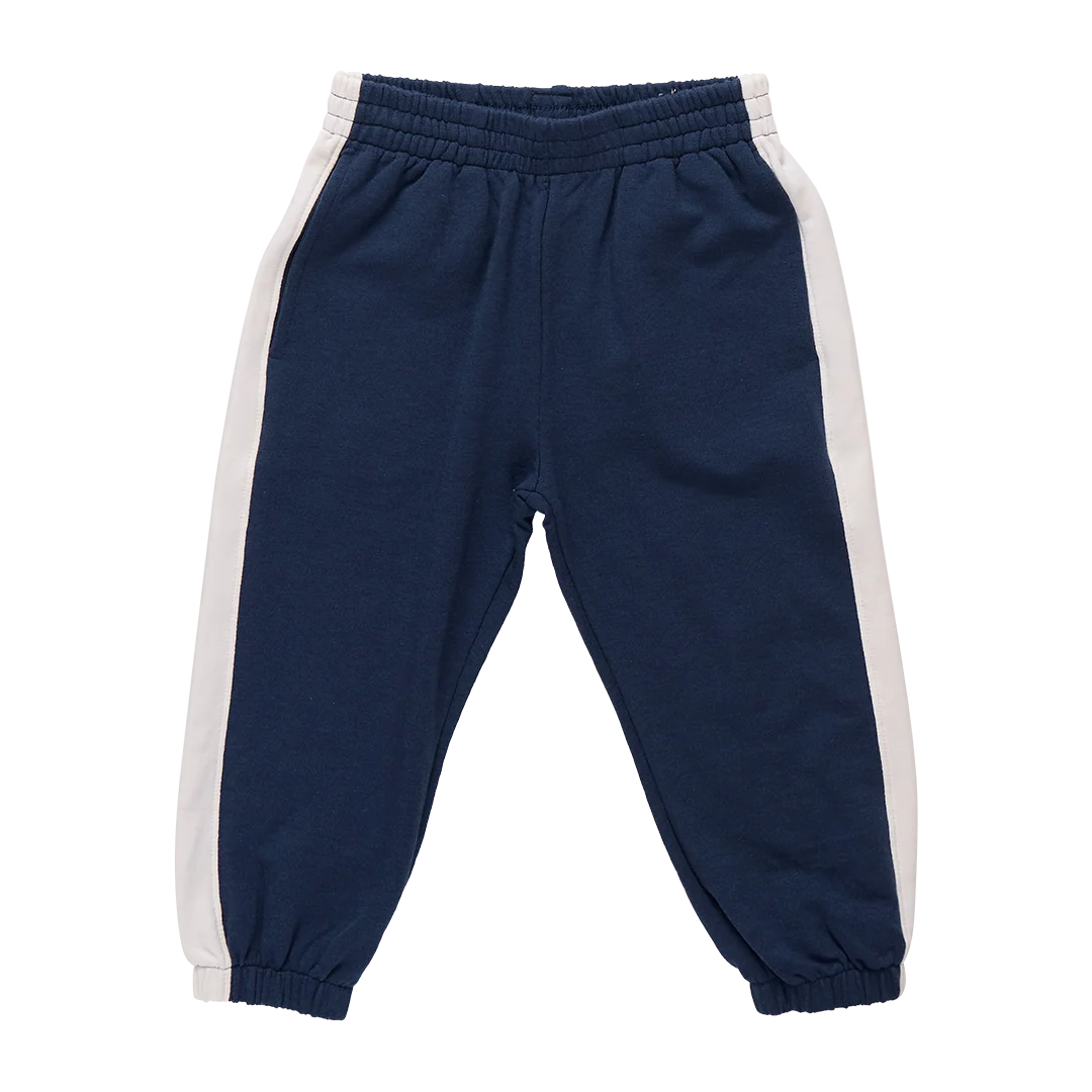 Trail Jogger shorts in Navy - Pink Chicken