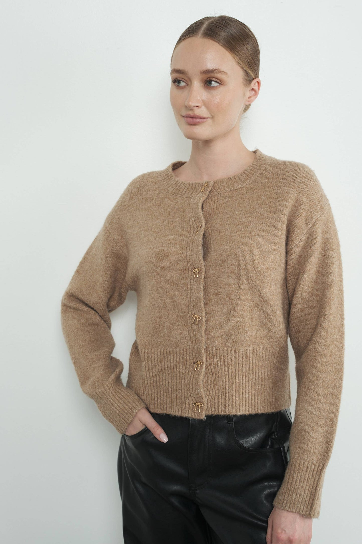 ROUND NECK CARDIGAN WITH RIBBON BUTTON