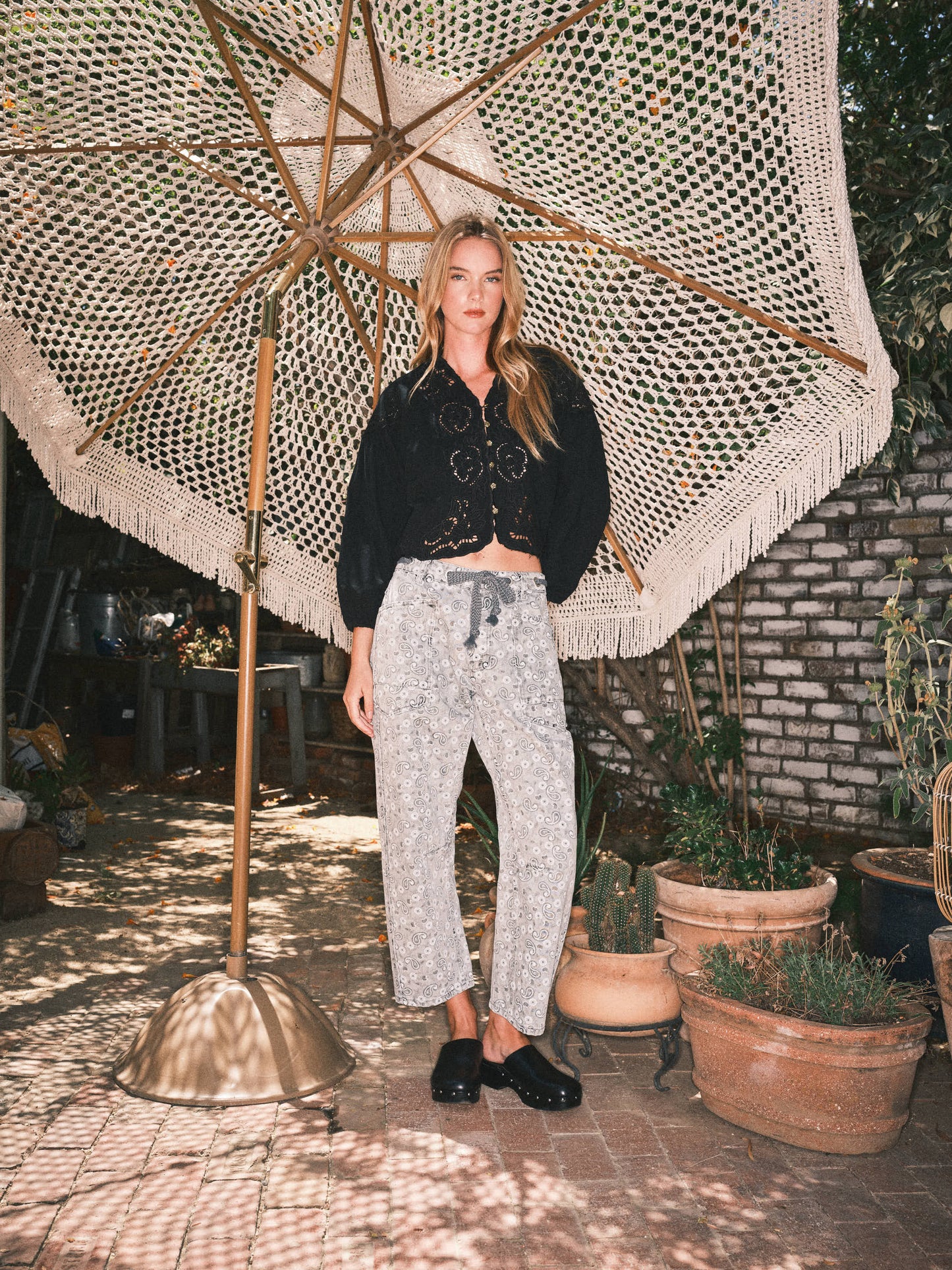 BARREL PAISLEY DENIM PANTS WITH EYELET WAIST