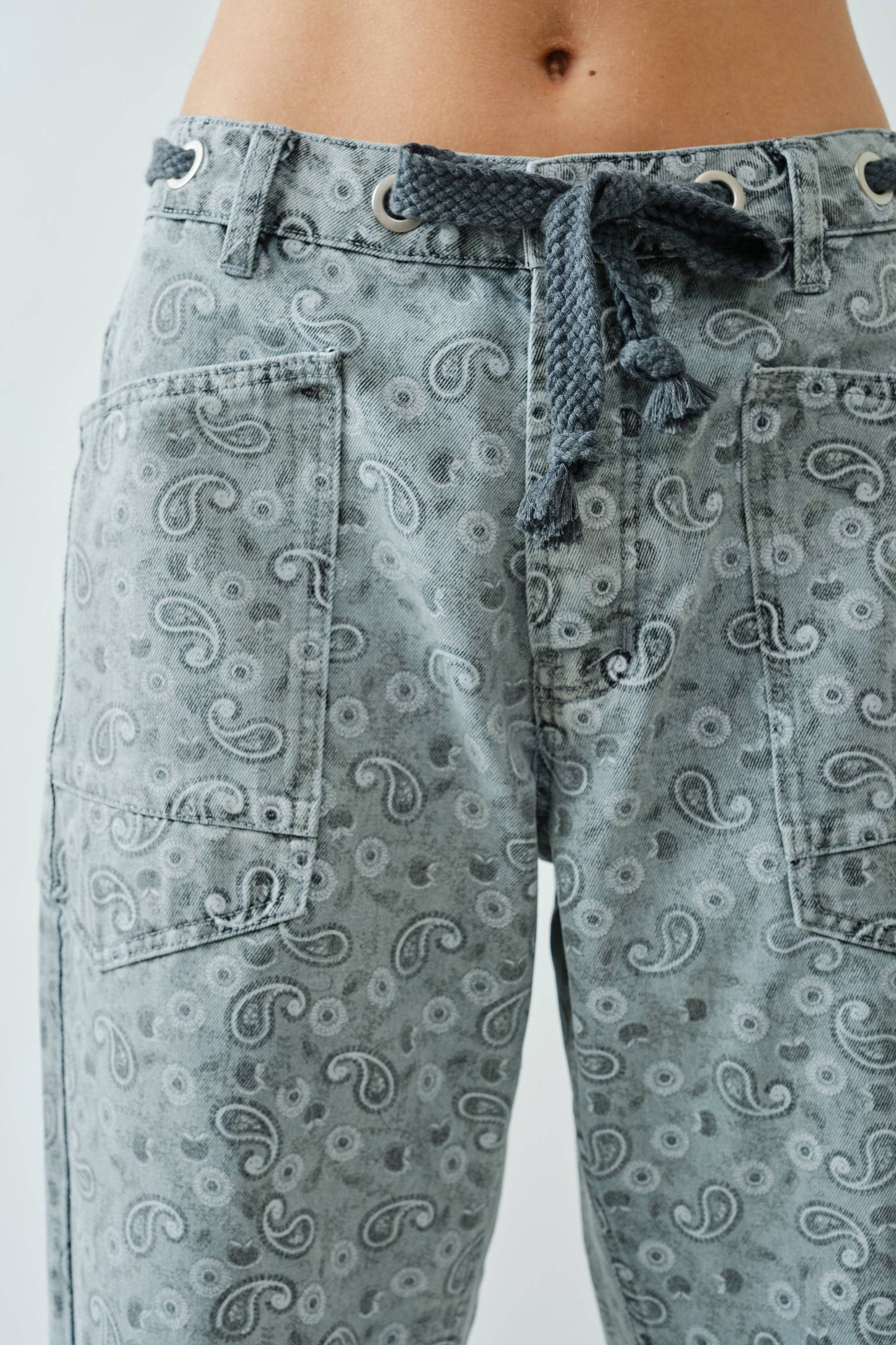 BARREL PAISLEY DENIM PANTS WITH EYELET WAIST