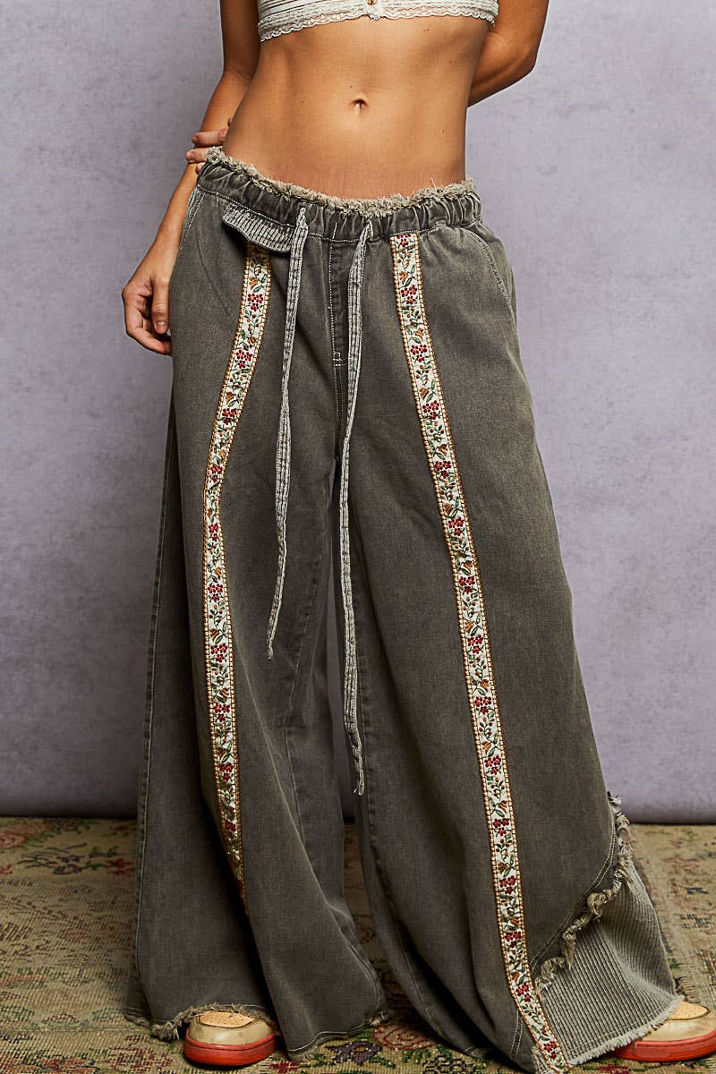 Contrast buckle back detail floral trim down woven pants